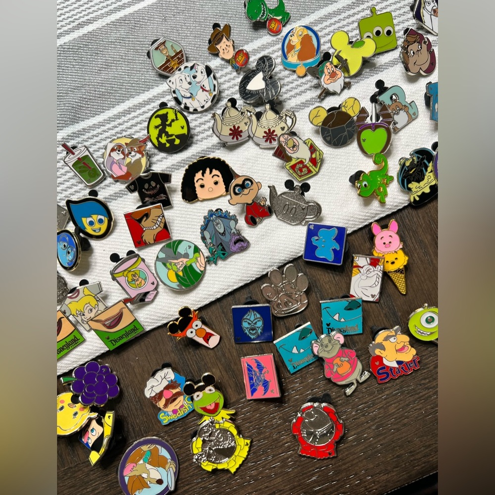 Mystery Disney Pin Lot (50 pcs)